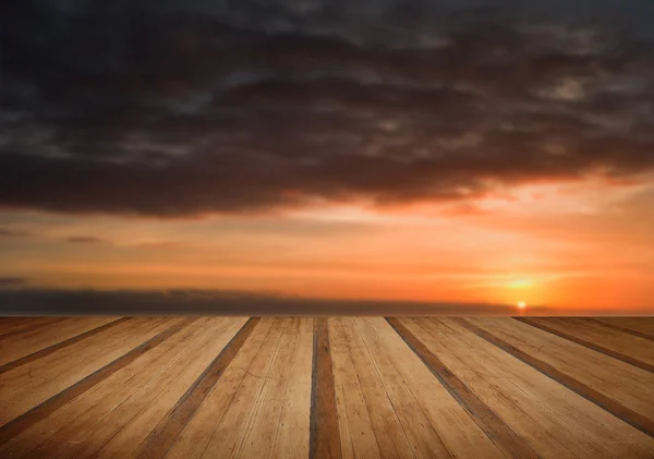 Campo di grano dorato sotto drammatico paesaggio cielo tempestoso con legno — Foto Stock