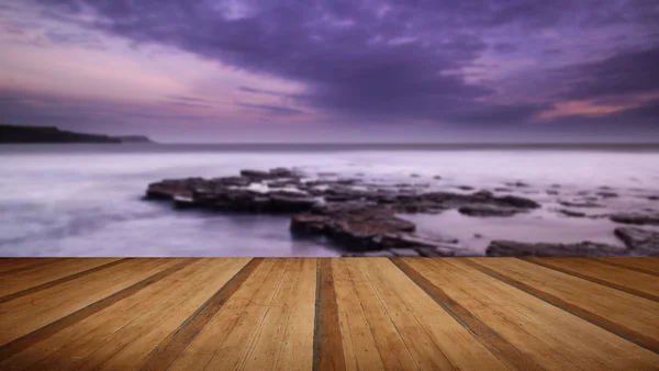 Kayalık sahil ile gün batımında güzel tonda deniz manzarası peyzaj — Stok fotoğraf