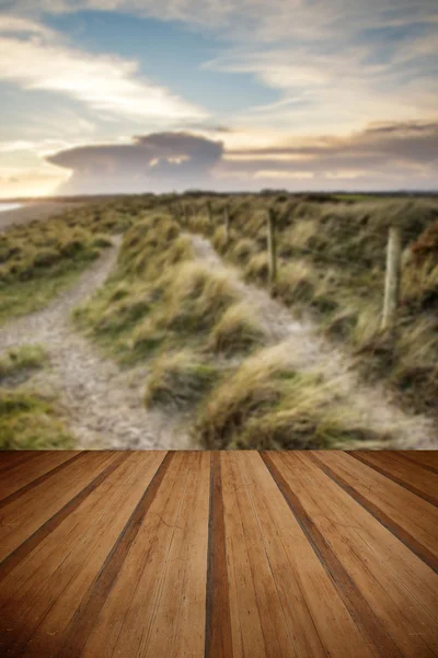 Blauer Himmel Sommer Strand Sonnenuntergang Landschaft mit Holzdielen Boden — Stockfoto