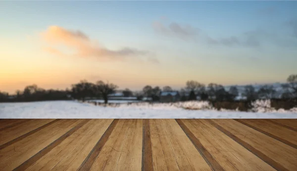 Hermoso amanecer cubierto de nieve Paisaje rural de invierno con bosque —  Fotos de Stock