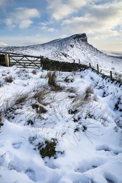 与戏剧性的农村景色迷人的冬季日落美景 — 图库照片