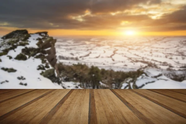 Prachtige zonsondergang winterlandschap uit bergen op zoek over sno — Stockfoto