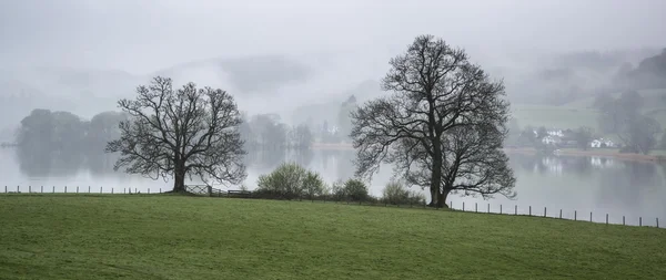 Dimmig morgon liggande över Lake Windermere i Lake District i — Stockfoto