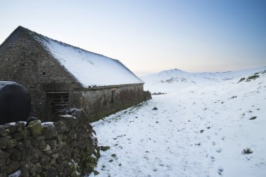 Güzel kış peyzaj üzerinde kar kış kırsal kaplı 