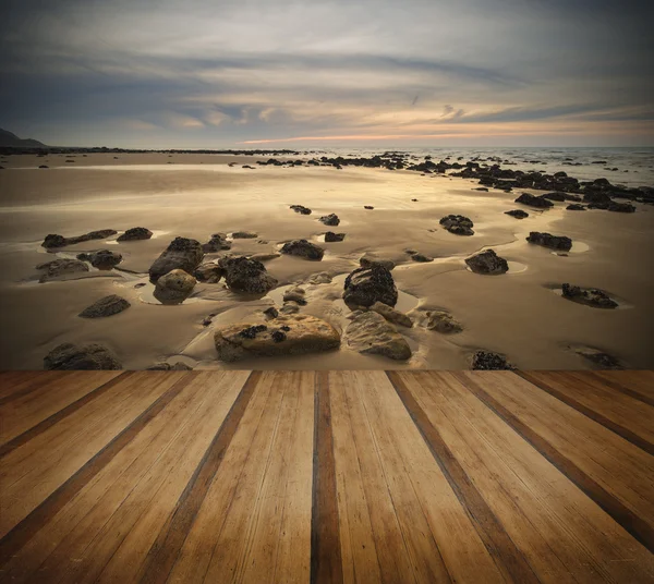 Amanecer paisaje del amanecer en la playa de arena rocosa con cielo vibrante y —  Fotos de Stock