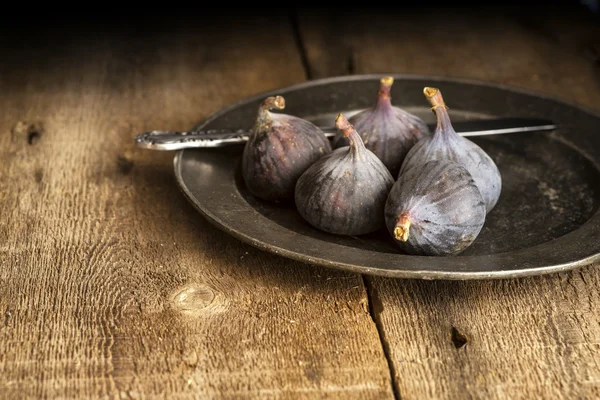 Fresh figs in moody natural lighting set with vintage retro styl — Stock Photo, Image