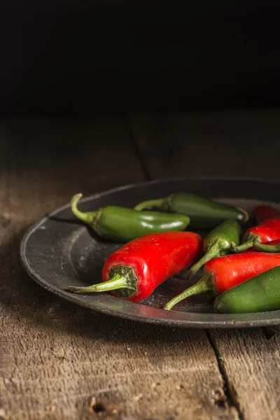 Red and green peppers in vintage retro moody natural lighting se — Stock Photo, Image