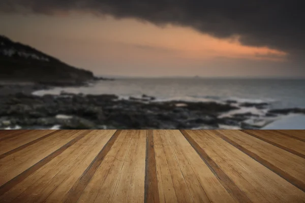 Salida del sol en un océano en primavera en la costa de Cornwall de Inglaterra con w — Foto de Stock