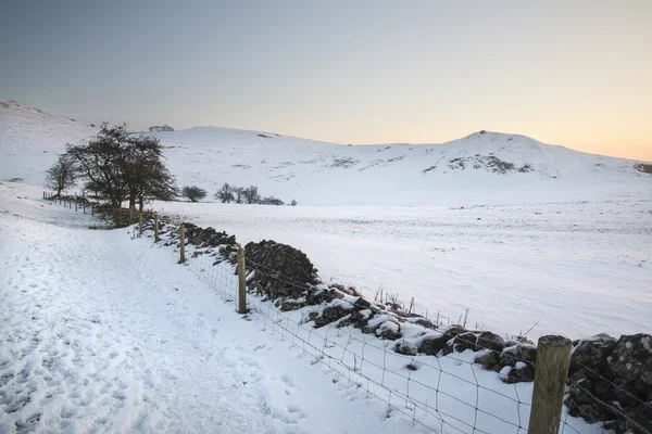 Vackra vinterlandskap över snö täckta vintern landsbygden — Stockfoto