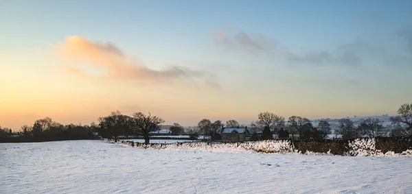 Hermoso amanecer cubierto de nieve Paisaje rural de invierno — Foto de Stock