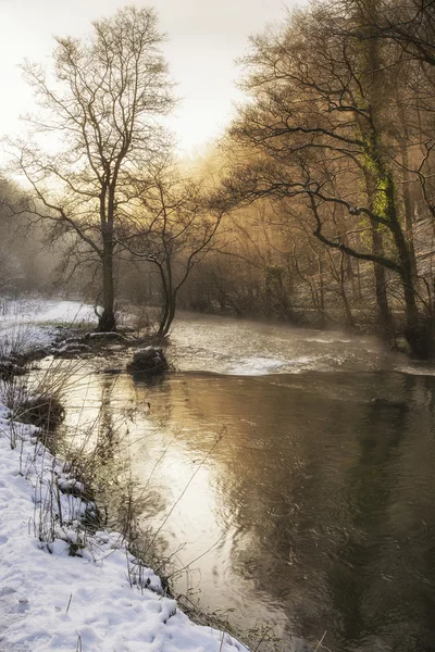 Mooie wintersneeuw bedekt platteland landschap van rivier flo — Stockfoto