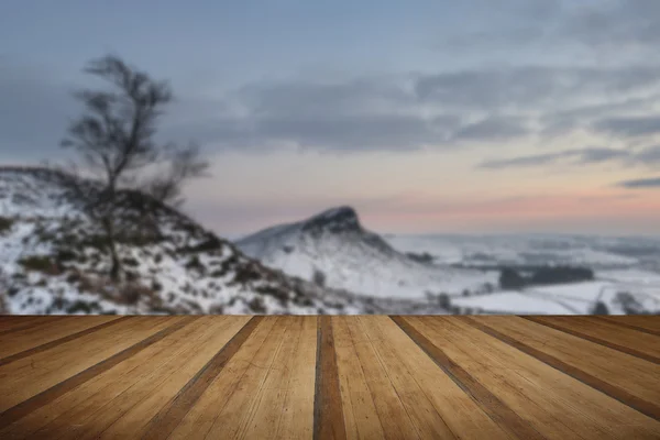 Bellissimo paesaggio invernale al tramonto vibrante sulla neve c coperto — Foto Stock