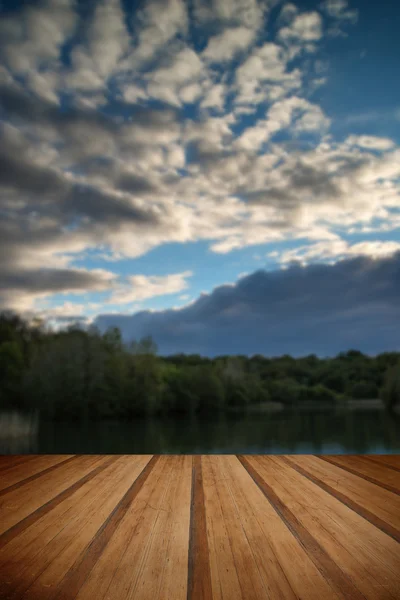 Sommaren pulserande sunset återspeglas i lugna sjön vatten med trä — Stockfoto