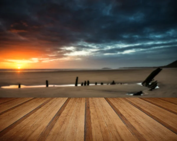 Mooie dramatische landschap van de zonsondergang over schipbreuk op rhosilli b — Stockfoto