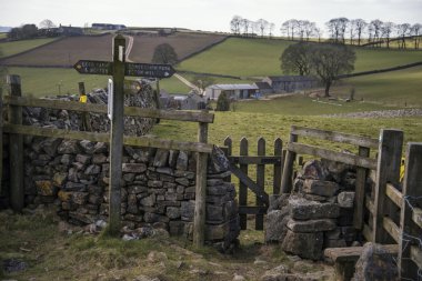 Su üzerinde Peak District İngiltere'de yatay olarak genel patika tabelaları