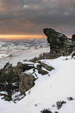 Sno üzerinde seyir dağlardan çarpıcı kış günbatımı manzarası