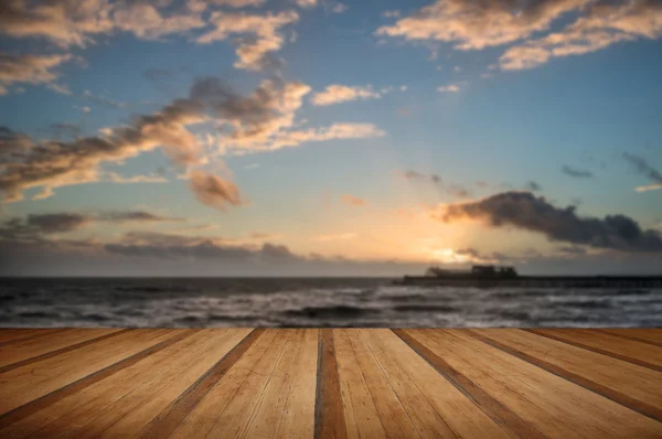 Prachtige zonsondergang in de levendige winter over lange blootstelling teruglopende golven — Stockfoto