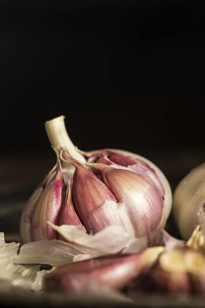 Fresh garlic cloves in moody natural lighting set up with vintag — Stock Photo, Image