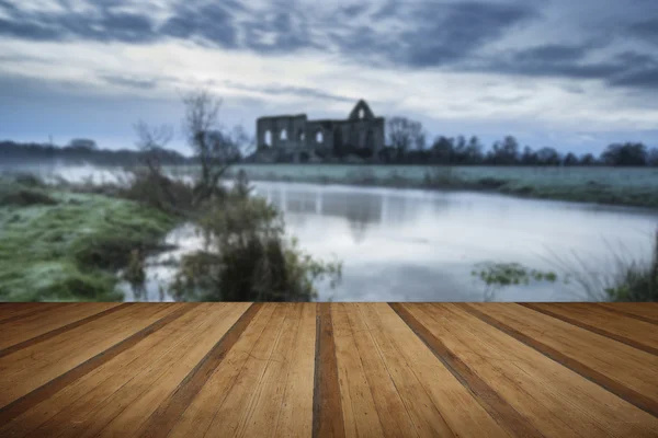 Prachtige zonsopgang landschap van Priorij ruïnes in platteland locat — Stockfoto