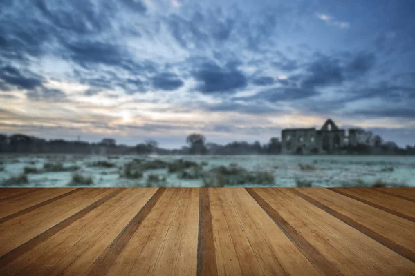 Bellissimo paesaggio all'alba di rovine del Priorato in località di campagna — Foto Stock