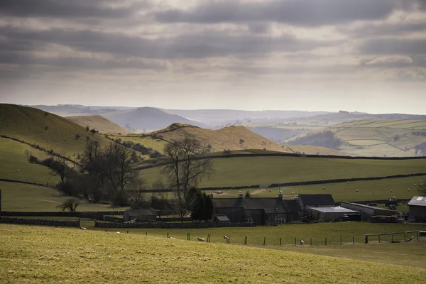 Piękny słoneczny krajobraz Peak District w Wielkiej Brytanii z słynne sto — Zdjęcie stockowe