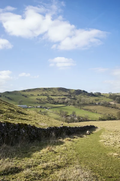 Bellissimo paesaggio del Peak District nel Regno Unito con famoso wal di pietra — Foto Stock