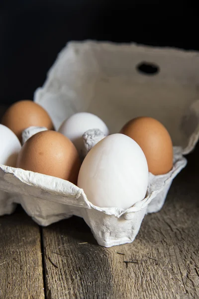 Huevos frescos en caja de huevos en luz natural de mal humor vintage retro st — Foto de Stock