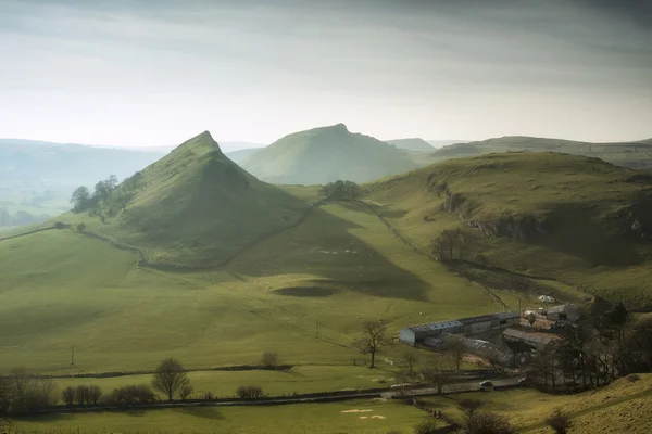 Stunning landscape of Chrome Hill and Parkhouse Hill in Peak Dis — Stock Photo, Image