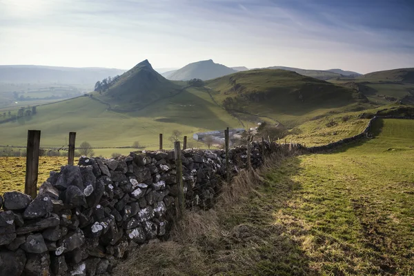 Impresionante paisaje de Chrome Hill y Parkhouse Hill en Peak Dis — Foto de Stock