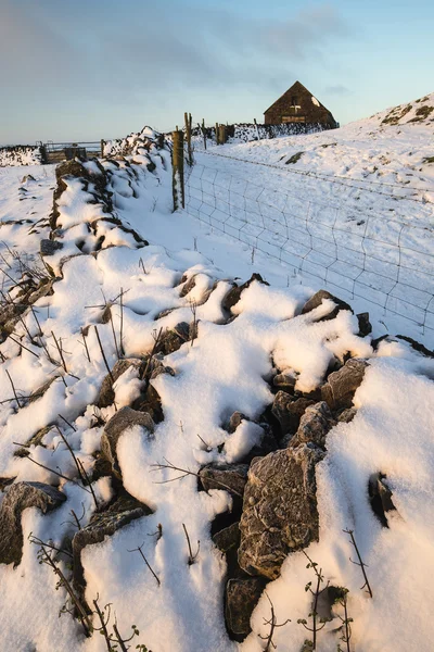 Vacker snö täckta sunrise landsbygdens vinterlandskap — Stockfoto