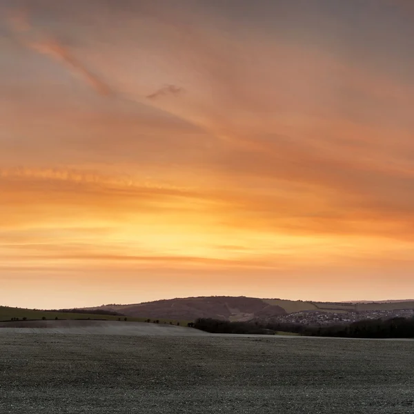 Impresionante hermosa puesta de sol sobre el paisaje de la granja con coors vibrantes — Foto de Stock