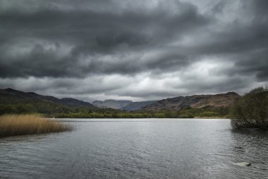Lake District kırsal manzara üzerinde fırtınalı dramatik gökyüzü 