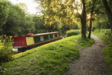 Güzel yaz şafak gündoğumu peyzaj mavna ca uzun teknede