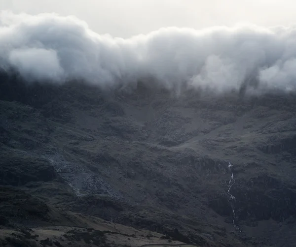 Landschap oude Man van Consiton berg wolk inversie in Lake D — Stockfoto