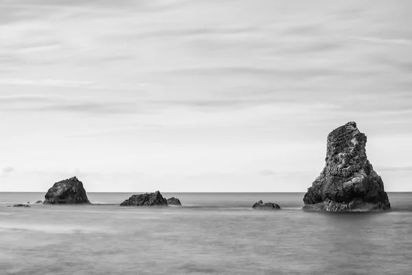 のどかな風景を美しい概念長い露出岩の私 — ストック写真