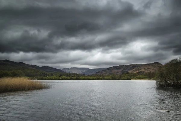 Tempestade céu dramático sobre Lake District paisagem rural — Fotografia de Stock