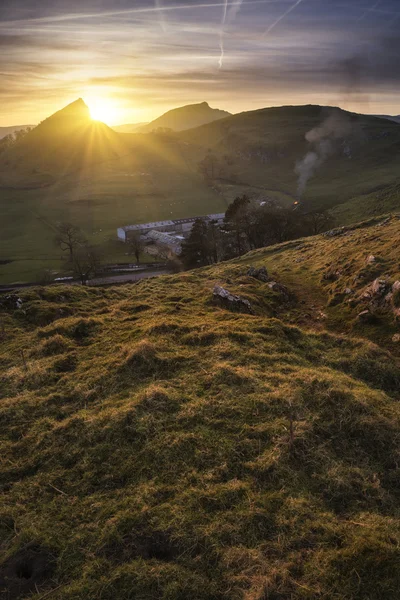 Impresionante paisaje de Chrome Hill y Parkhouse Hill en Peak Dis — Foto de Stock