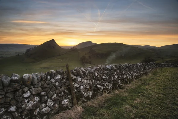 Stunning landscape of Chrome Hill and Parkhouse Hill in Peak Dis — Stock Photo, Image