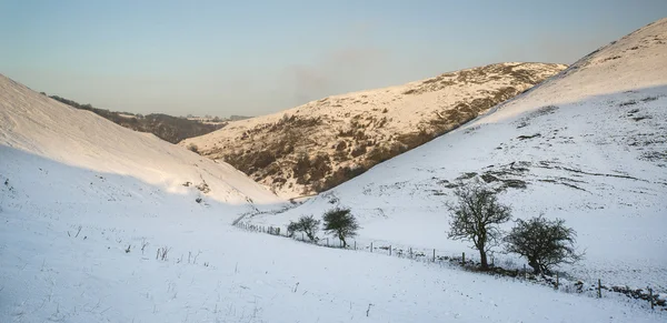 Зимний пейзаж над заснеженной местностью — стоковое фото