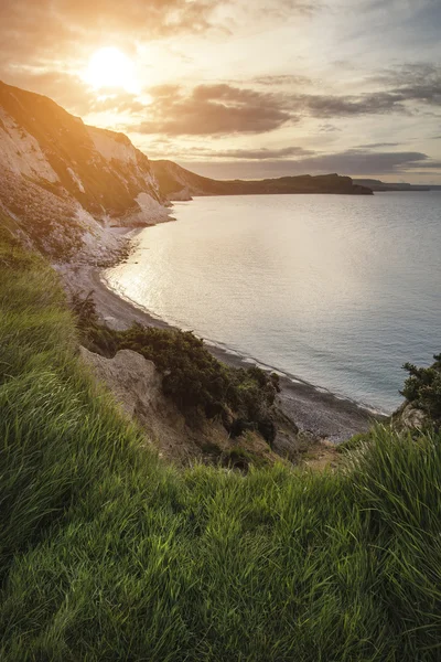 Hermoso amanecer vibrante sobre el paisaje de Mupe Bay en la mañana de verano —  Fotos de Stock