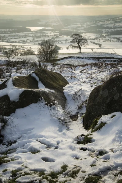Потрясающий зимний закат над сельской местностью — стоковое фото