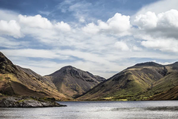 Stunning landscape of Wast Water with reflections in calm lake w — Stock Photo, Image