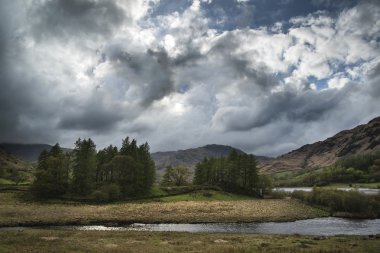 Lake District kırsal manzara üzerinde fırtınalı dramatik gökyüzü 