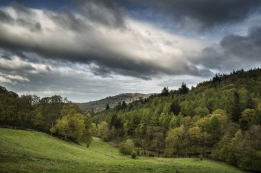 Lake District manzara kırsal üzerinde fırtınalı gökyüzü ile anf bes