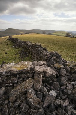 Peak District İngiltere'de güzel güneşli manzara ünlü sto ile