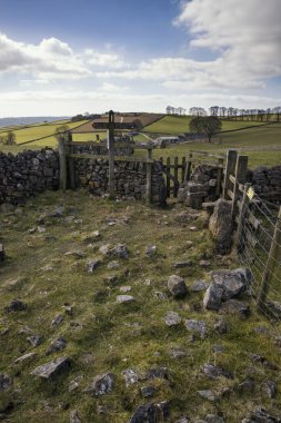 Su üzerinde Peak District İngiltere'de yatay olarak genel patika tabelaları