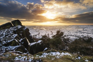 çarpıcı kış günbatımı kırsal manzara ile dramatik üzerinde 