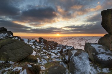 Sno üzerinde seyir dağlardan çarpıcı kış günbatımı manzarası