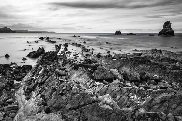 Stunning tonal black and white landscape of Mupe Bay with rocks — Stok fotoğraf