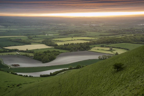 Reggel át gördülő angol vidéki táj, tavasszal — Stock Fotó
